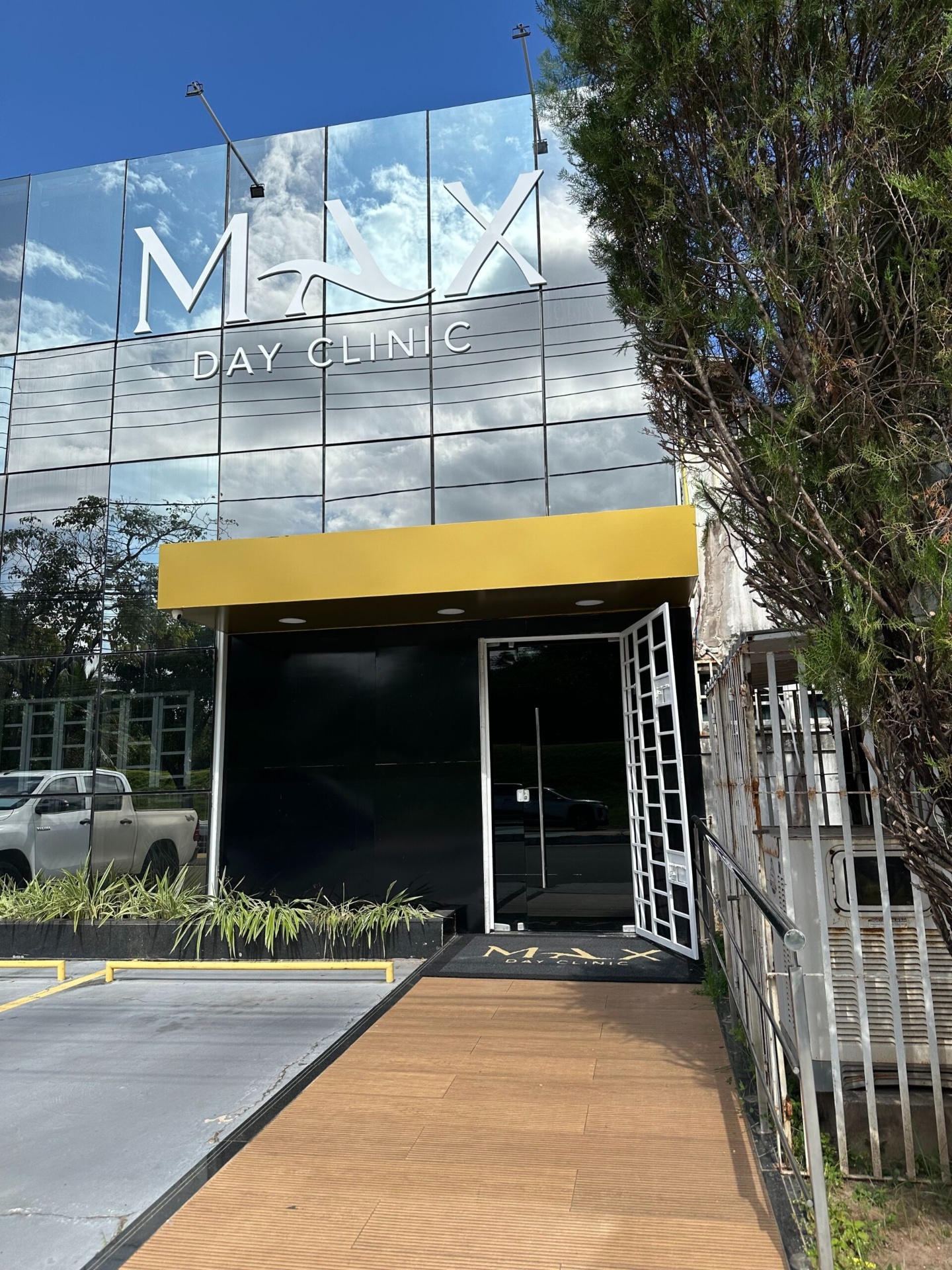 Fachada da Max Day Clinic